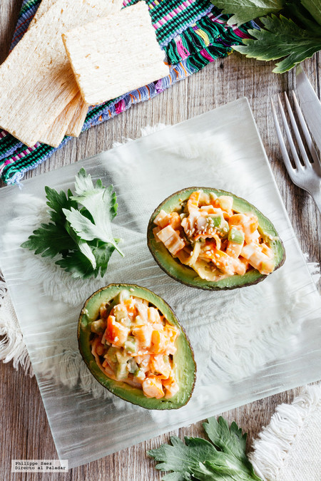 Aguacates rellenos de ensalada de surimi. Receta fácil