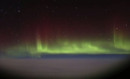 Vídeo: Contemplando una aurora boreal por la ventanilla de tu vuelo Londres-Nueva York 