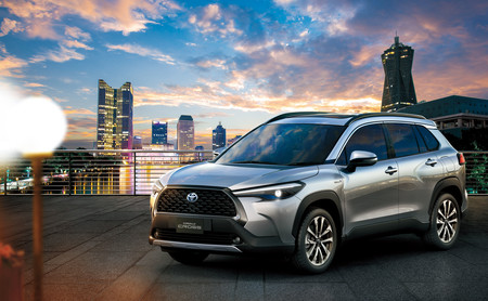 El Toyota Corolla Cross transforma al auto más vendido del mundo en un SUV, y podríamos verlo en México