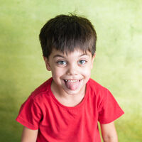 ¿Tu hijo se ríe cuando le regañas? No te enfades: entiende por qué lo hace y cómo corregirle