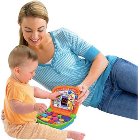madre e hijo con ordenador Fisher-Price