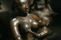 Krishná amamantado por Yasoda