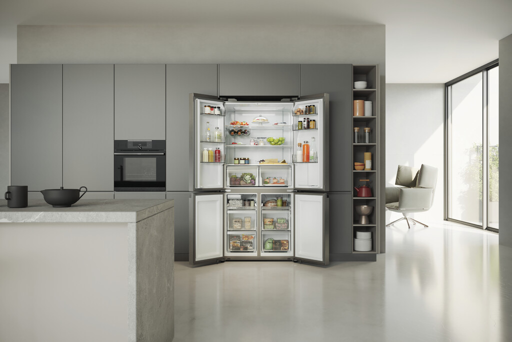 Esterilizar el móvil en el lavavajillas y comer chuletones que duran 10 días en el frigo: Haier redefine los electrodomésticos