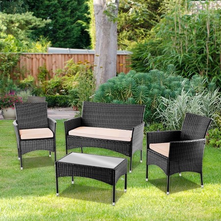 Un jardín amueblado con el set de 4 piezas modelo messina de McHauss por 139 euros en eBay. Envío gratis