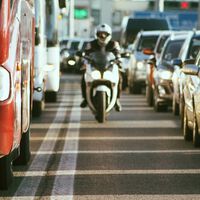 Francia va a prohibir algo que todos hacemos en moto en España. Encima causa más accidentes, pero menos muertos 