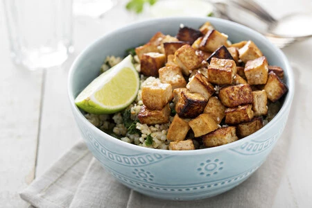 Cómo quitarle lo aburrido al tofu: consejos para cocinar delicioso con tofu y no fallar en el intento