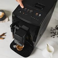 MediaMarkt liquida en sus rebajas el precio de la cafetera con molinillo integrado que apenas necesita mantenimiento 