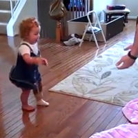 La bebé que se ha hecho famosa al dar sus primeros pasos con una prótesis 