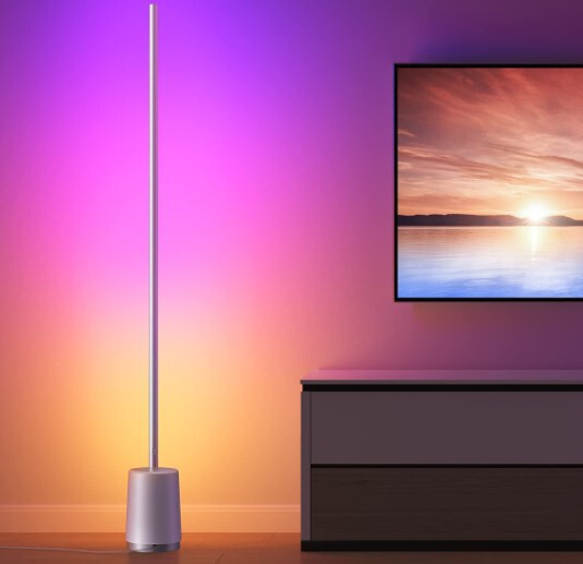 Esta lámpara de pie de estilo futurista se conecta al WiFi y es compatible con Alexa ( y lo mejor, está muy rebajada en Amazon)