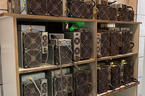 Central clandestina de mineração de bitcoins. Créditos: Polícia Civil do Rio de Janeiro