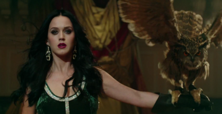 Pues ya tenemos videoclip para Unconditionally, lo nuevo de la Perry
