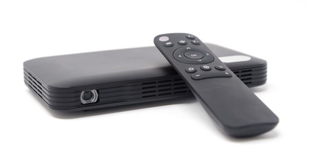 Este proyector portátil viene con conexión 4G para que puedas ver en streaming tus series favoritas fuera de casa