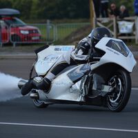 La moto a vapor más rápida del mundo la ha hecho este abuelo en su cobertizo, y ha batido un récord a 290 km/h