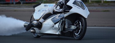 La moto a vapor más rápida del mundo la ha hecho este abuelo en su cobertizo, y ha batido un récord a 290 km/h