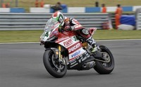 Superbikes Gran Bretaña 2014: Davide Giugliano se lleva la pole bajo el aguacero