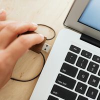 Este memoria USB promete durar 200 años, solo tiene un problema: no puedes guardar ni un documento