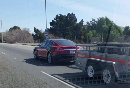 Pillado un Tesla Model S tirando de un remolque