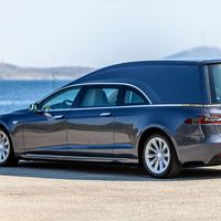En Noruega muestran la versatilidad del Tesla Model S convirtiéndolo en una carroza fúnebre