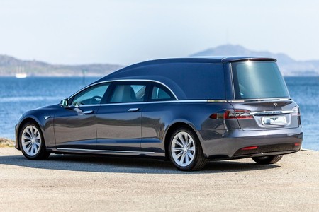 En Noruega muestran la versatilidad del Tesla Model S convirtiéndolo en una carroza fúnebre