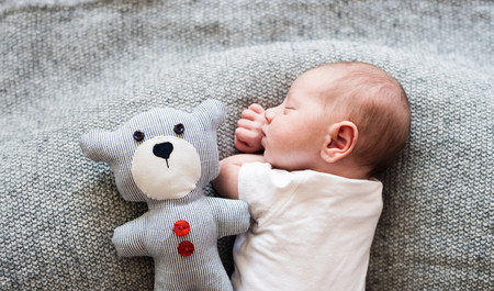 29 nombres bonitos de niño inspirados en la literatura y los libros