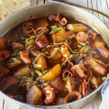 Chipirones con patatas, un guiso tradicional, sencillo y económico perfecto para mojar pan