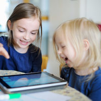 Las niñas usan más las redes sociales que los niños, y les afectan más negativamente a su felicidad 