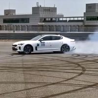 Aquí tienes al Kia Stinger como nunca lo habías visto: abrasando ruedas con un inmenso burnout, en vídeo 