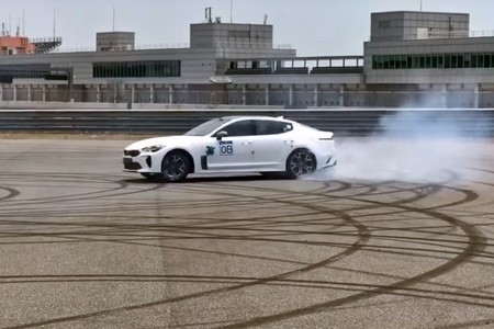 Aquí tienes al Kia Stinger como nunca lo habías visto: abrasando ruedas con un inmenso burnout, en vídeo