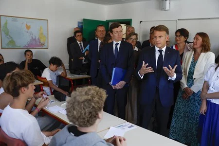 Macron En Un Colegio