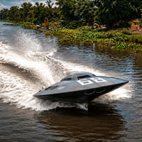 Hay un platillo volante navegando por un río de Vietnam: lo ha construido un tipo con arena, chatarra y fibra de vidrio