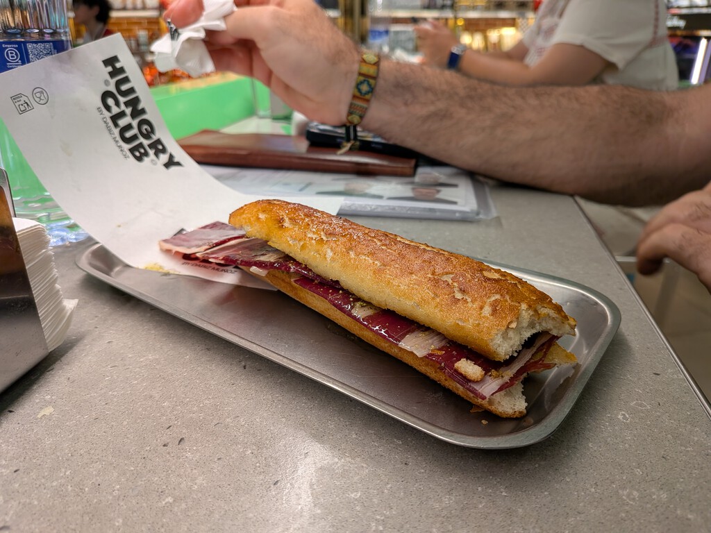 Iba a ser un artículo sobre el “mejor bocadillo de jamón del mundo” de Dabiz Muñoz, pero me ha parecido demasiado caro hasta para escribir sobre él