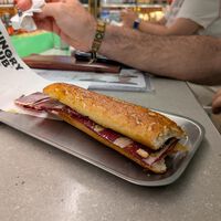 Iba a ser un artículo sobre el “mejor bocadillo de jamón del mundo” de Dabiz Muñoz, pero me ha parecido demasiado caro hasta para escribir sobre él