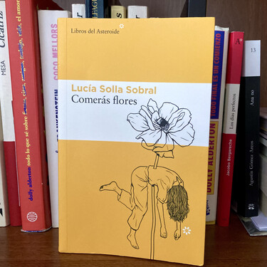 Pensé que se trataba de otro libro viral, pero desde que leí ‘Comerás flores’ no paro de recomendarlo a todo el mundo 