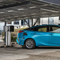 El Toyota Prius Plug-In ya está disponible en España: todos los precios de este PHEV con 45 km de autonomía y paneles solares