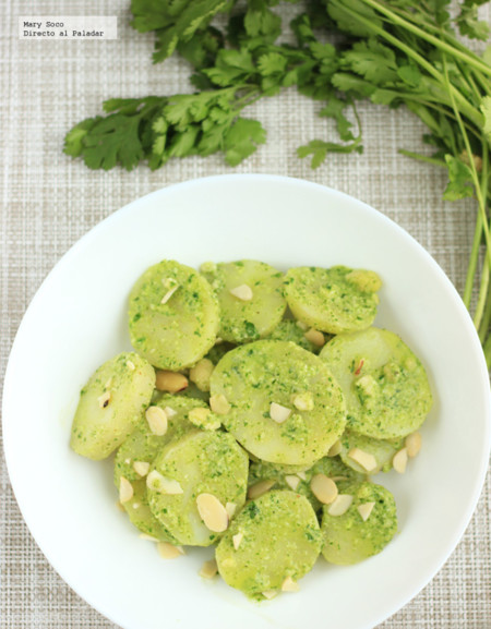 Ensalada de papas con pesto de cilantro y almendras. Receta