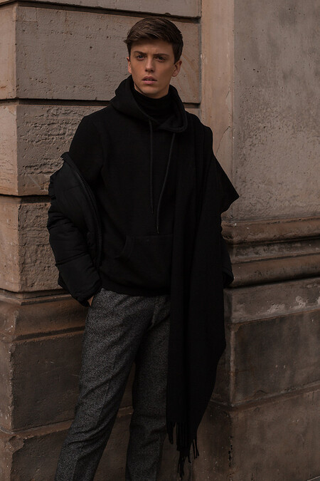 La Hoodie Negra La Prenda Clave Del Street Style De La Semana 07