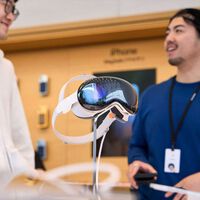 Vendedores leyendo guiones y sin poder comprar el producto. Sale a la luz "el caos" de las Vision Pro en las Apple Store