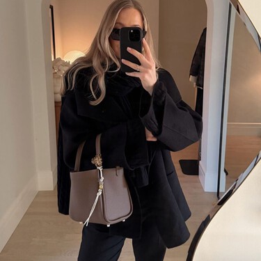 Adolfo Domínguez tiene el plumífero más elegante de las segundas rebajas: con bufanda a juego y más barato que en Zara