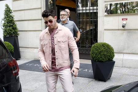 El rosa también es el color del verano para Nick Jonas