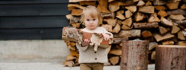 La ley del máximo esfuerzo según Montessori: por qué a los niños pequeños les gusta cargar cosas pesadas o más grandes que ellos