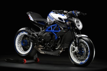 MV Agusta Brutale Dragster 800 RR Pirelli: Oscuro objeto de deseo italiano