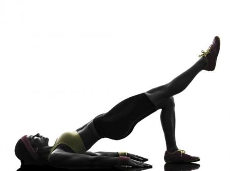Entrena tus glúteos con Glute Bridge y Hip Thrust