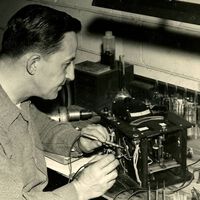 La DGT quiere bajar la tasa de alcohol, pero no se podría medir si no fuera por el invento de un policía en 1952