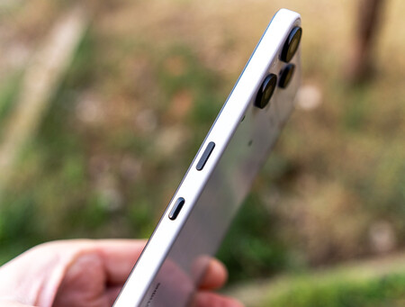 Dos botones: Essential Space (inferior) y encendido (superior). Es fácil confundirlos