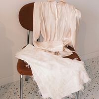 Los expertos en cuidado de la ropa coinciden: tener una "silla de la ropa" hasta los topes es un desastre. Así puedes evitarlo