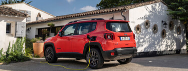 El híbrido enchufable es el coche perfecto para ahorrar gasolina, pero casi nadie lo enchufa. Por eso proponen limitar su depósito a 15 litros 