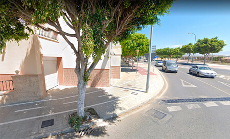 Carril bici pegado a una casa en Almería: la solución, un paso de cebra