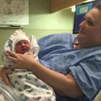 El parto en el agua más extraño de la historia: se dio un baño sin saber que estaba embarazada y salió con un bebé