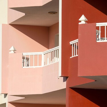 Pensábamos que el aire acondicionado era la única forma de luchar contra el calor. Un arquitecto en México hace años que enfría las casas con pintura 