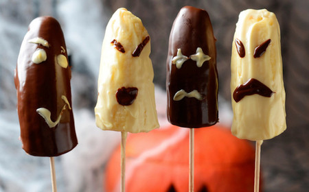 ¿Son plátanos o son fantasmas? Son sencillamente el postre de vuestra cena de Halloween